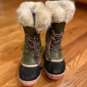 Sorel girls green boots size 3